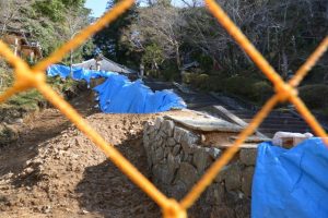 2017年の台風21号により倒壊した回廊跡、丹生山神宮寺（多気郡多気町丹生）