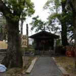 御造替された世木神社の本殿と鳥居が解体されたままの三吉稲荷神社（伊勢市吹上）