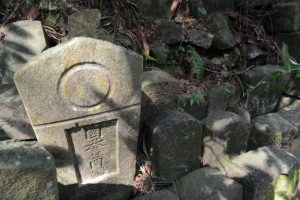 梅香寺歴代住職の墓地付近
