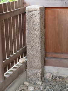 三吉稲荷神社に置かれた石柱の文字は「一本木鎮守」と読める？、世木神社（伊勢市吹上）