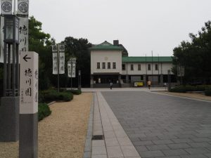 1.黒門前から望む徳川美術館