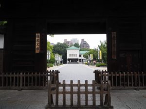 1.黒門から望む徳川美術館