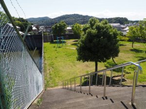 近鉄鳥羽線虎尾山トンネル、宇治山田駅側にある公園