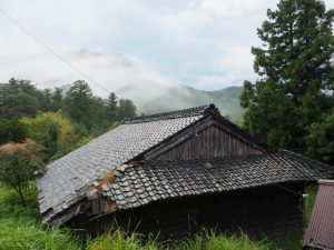 ＜多岐原神社へ・三瀬坂峠へ＞の道標付近