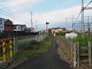 JR参宮線 新古市踏切と近鉄踏切道宮町第一号の間から続く道