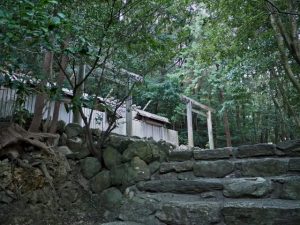 仮殿となった朝熊御前神社と仮殿御遷座を終えた朝熊神社（皇大神宮 摂社）