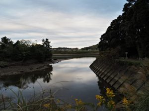 鏡宮神社（皇大神宮 末社）と朝熊神社（同摂社）の間を流れる朝熊川