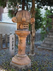 陶製の常夜燈、萬古神社（四日市市陶栄町）