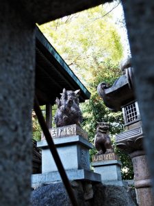 本殿前には陶製の狛犬、萬古神社（四日市市陶栄町）