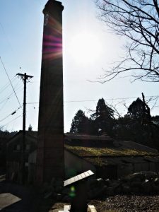 諏訪神社駐車場となっている広場付近の煙突（伊賀市丸柱）