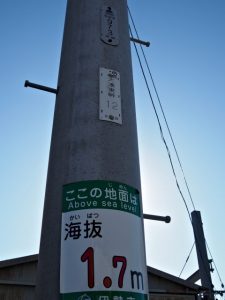 電柱に取り付けられた［NTT大湊東幹12］の標識（伊勢市大湊町）