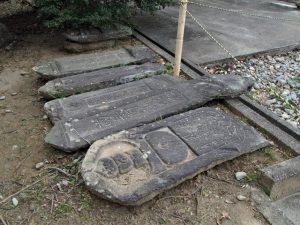 国史跡旧豊宮崎文庫の放置されている板碑型墓石