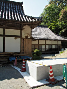 再建が開始された回廊、丹生山神宮寺（多気町丹生）