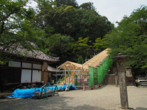 再建が進められている回廊、丹生山神宮寺（多気郡多気町丹生）
