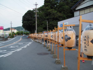 赤崎祭の日にだけ並べられる高張提灯、赤崎神社（豊受大神宮 末社）