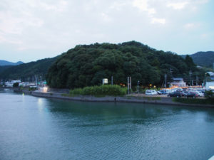 加茂川越しに眺む赤崎神社（豊受大神宮 末社）の社叢