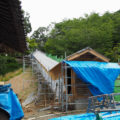 屋根が掛けられた再建中の回廊、丹生山神宮寺（多気町丹生）