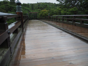 雨に濡れた宇治橋（五十鈴川）