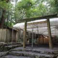 雨儀廊が設置され昨日に仮殿御遷座を終えた大山祗神社および子安神社