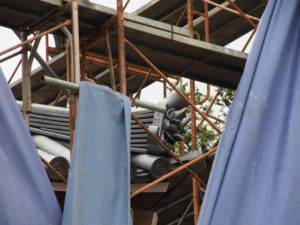 台風対策で一部の工事用シートが外された仁王門、丹生山神宮寺（多気町丹生）