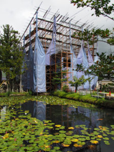 台風対策で一部の工事用シートが外された仁王門、丹生山神宮寺（多気町丹生）