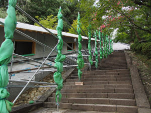 再建が進む回廊、丹生山神宮寺（多気町丹生）