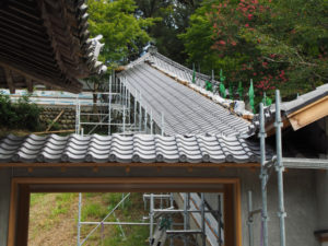 瓦葺き作業中の回廊、丹生山神宮寺（多気町丹生）