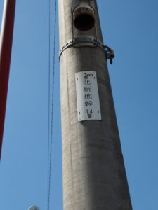電柱に取り付けられているNTTの識別標［北新地幹14］