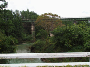 濁川橋から望む濁川とJR紀勢本線の濁川橋りょう