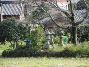 佐奈川越しに望む神社（和歌山別街道 (2)平谷）