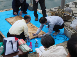河崎ふすま解体団による「ふすまの解体ショー」＠河崎・川の駅前