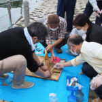 河崎ふすま解体団による「ふすまの解体ショー」＠河崎・川の駅前