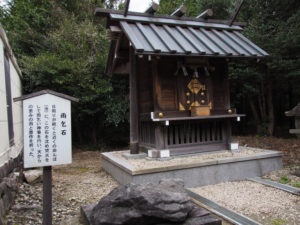 雨乞石と三柱神社、美波多神社（名張市新田）