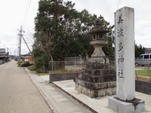 常夜燈と美波多神社の社号標（初瀬街道、名張市新田）