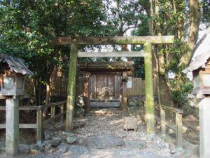 特別に外側の御門が開かれている御食神社（豊受大神宮 摂社）