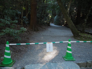 下御井神社への参道は「立入禁止」