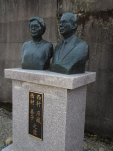 西村彦蔵さんと亡妻・善子さんの胸像（多気町丹生）