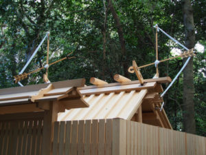上棟祭の朝、新しい社殿の屋根には雁股矢と鏑矢、高河原神社（豊受大神宮 摂社）