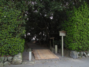 参道の鳥居が姿を消し、仮設のスロープが設置された志宝屋神社（豊受大神宮 末社）