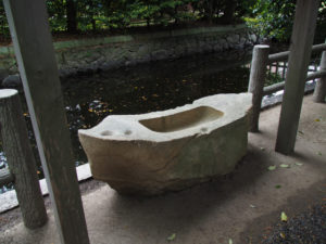 御食神社（豊受大神宮 摂社）の舟の形をした手水石