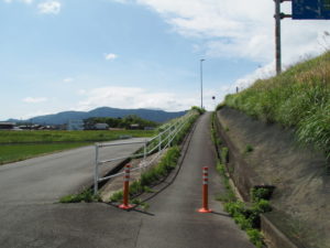 国道23号 勢田川橋への歩道