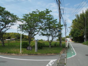 「左 はせ道、右 松阪道」の道標付近