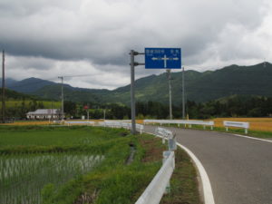 県道421号を横断する立梅用水（多気町丹生）