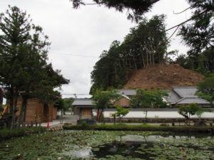 裏山が伐採された丹生山神宮寺（多気町丹生）