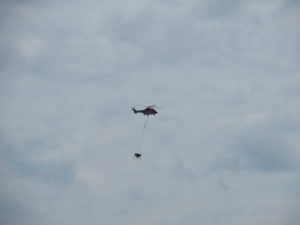 池の浦 松下1号角落し付近から見上げた工事用ヘリ