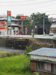 秋葉山トンネルへと続く伊勢電気鉄道の橋台跡