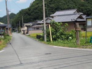 和歌山別街道の道標付近から望む古江交差点（多気町古江）
