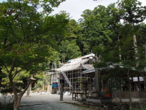 屋根修繕中の本堂、丹生山神宮寺（多気町丹生）