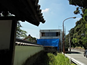 旧豊宮崎文庫の表門付近から眺めた解体工事現場