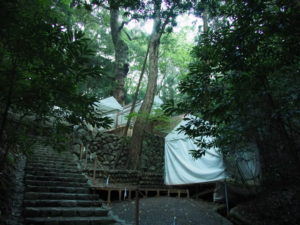 御還座の朝、雨儀廊のテントが設営されていた伊我理神社（豊受大神宮 末社）